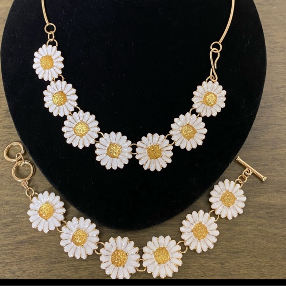 Gold and White Daisy Necklace